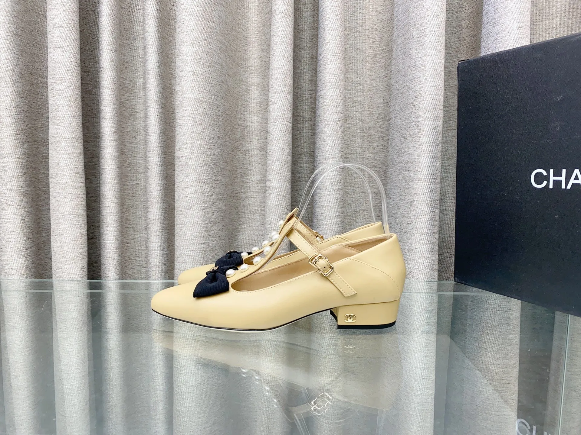 👟👟Ex-factory price 620👟👟 25Ss new spring and summer Chanel small fragrant pearl bow Mary Jane shoes. The cute bow decoration is playful and elegant ~ the upper is decorated with pearls, full of exquisiteness, and you can walk properly and beautifully! It's 100% sweet and so beautiful that you can't take your eyes away. It's comfortable and not tiring for your feet. It lengthens your leg lines! Have beauty and wear it with your own style and attitude! Upper: Lambskin Lining: Lambskin lining Sole: Italian genuine leather sole Size: 35-39 (40, 41 customizations are not returnable)
